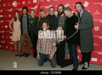 Temple de Junon, Adam Brody, Laura Rister, Heidi Jo Markel, Rob Epstein, Jeffrey Friedman, Peter Sarsgaard, Jim Young, Brian Gattas (à genoux), Amanda Seyfried aux arrivées de Lovelace en première mondiale au Festival du Film de Sundance 2013, Théâtre Eccles, Park City, UT 22 Janvier, 2013. Photo par : James Atoa/Everett Collection/Alamy live news. Banque D'Images