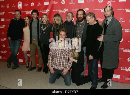 Chris Noth, Juno Temple, Adam Brody, Laura Rister, Heidi Jo Markel, Rob Epstein, Jeffrey Friedman, Peter Sarsgaard, Jim Young, Brian Gattas (à genoux), Amanda Seyfried aux arrivées de Lovelace en première mondiale au Festival du Film de Sundance 2013, Théâtre Eccles, Park City, UT 22 Janvier, 2013. Photo par : James Atoa/Everett Collection/Alamy live news. Banque D'Images