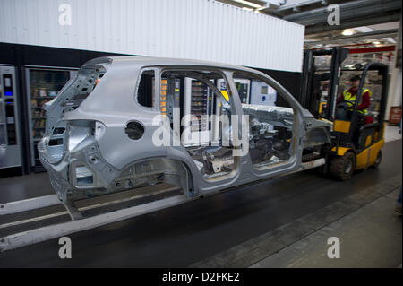 Un employé de la Volkswagen AG conduit la voiture corps d'un Tiguan par la production dans le hall de l'usine VW de Wolfsburg mercredi, le 7 mars en 2012. Lundi, le 12 mars en 2012, les chiffres seront publiés à la conférence de presse annuelle. Photo : Jochen Lübke dpa/lni  + + +(c) afp - Bildfunk + + + Banque D'Images