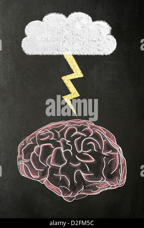 Le cerveau, un nuage et un éclair à la craie sur un tableau noir Banque D'Images