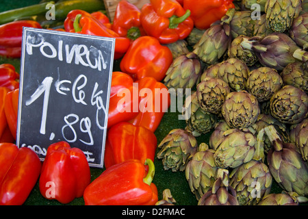 Les poivrons et les artichauts sur market stall ; Forcalquier Haute Provence ; France ; Banque D'Images