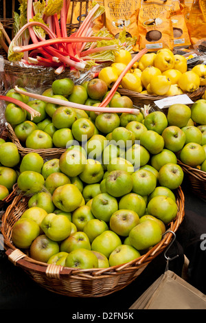 Les pommes et la rhubarbe pour vente à Borough Market, London, UK Banque D'Images