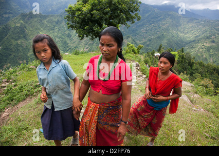 Chepang Sanamaya avec sa petite fille. Sanamaya est l'agent de santé local et chef de la communauté locale. Banque D'Images