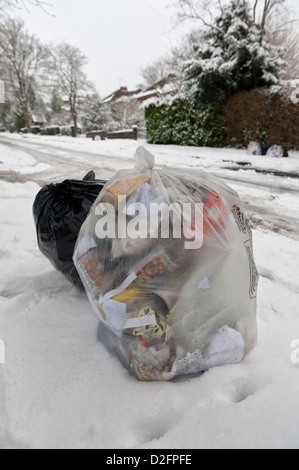 Des piles de déchets ménagers dans l'attente de conditions de neige collection refuge Banque D'Images