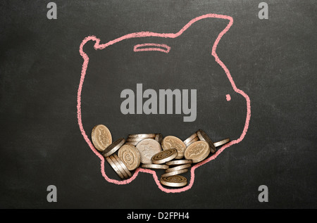 L'argent (sterling) pièces de monnaie dans une tirelire dessiné sur un tableau noir Banque D'Images
