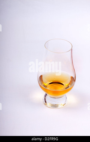 Verre de whisky sur un fond blanc Banque D'Images