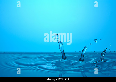 Les projections d'eau splash Droplet, close-up, studio shot Banque D'Images