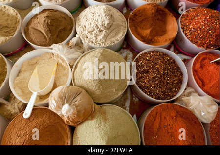 Belles couleurs marché oriental avec des paniers remplis de différentes épices Banque D'Images