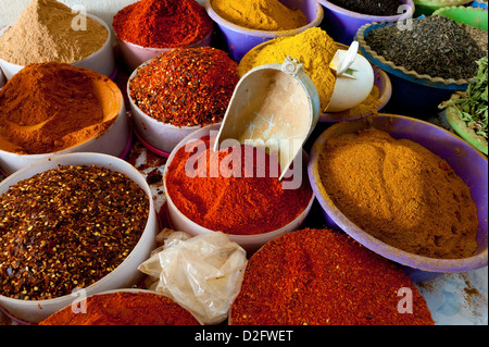 Belles couleurs marché oriental avec des paniers remplis de différentes épices Banque D'Images