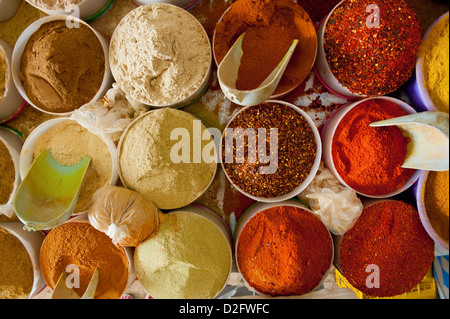 Belles couleurs marché oriental avec des paniers remplis de différentes épices Banque D'Images