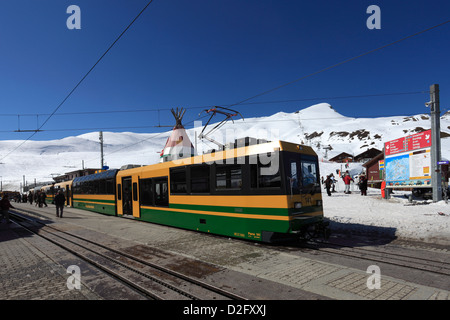 Les trains de la Jungfrau dans la station à la station de ski des Alpes suisses , Kleine Scheidegg Jungfrau - Aletsch, Oberland Bernois ; Banque D'Images