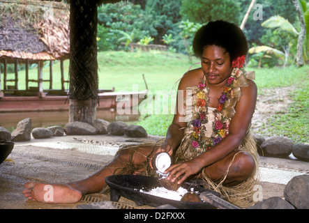 1, une femme, Fidjien, Fidjien, femme, déchiquetage, broyage de noix de coco Coco, Viti Levu, l'île de Viti Levu, l'île fidjienne, Groupe de l'île de Fidji, Îles Fidji Banque D'Images