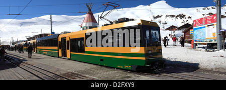 Les trains de la Jungfrau dans la station à la station de ski des Alpes suisses , Kleine Scheidegg Jungfrau - Aletsch, Oberland Bernois ; Banque D'Images