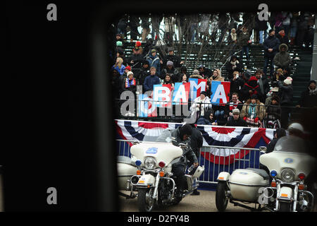 Washington DC, USA. 21 janvier 2013. Remplir les gradins et partisans de prendre des photos que le président des États-Unis, Barack Obama, voyages le cortège du de la Maison Blanche au Capitole le long de Pennsylvania Avenue, 21 janvier 2013 à Washington, DC. Obama et le Vice-président américain Joe Biden commenceront leur second mandat en prêtant le serment d'Office plus tard dans la matinée, au cours d'une cérémonie à l'Ouest avant de la capitale américaine. .Crédit : Chip Somodevilla / Piscine via CNP Banque D'Images