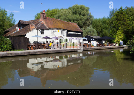 Le Globe Inn à côté de Grand Union Canal Banque D'Images