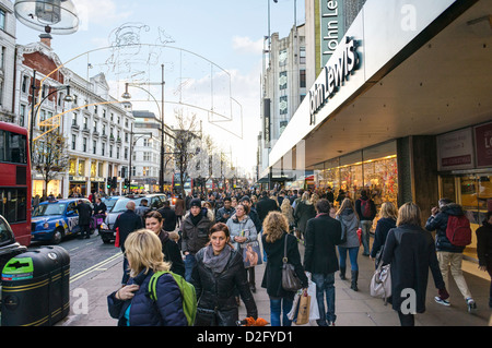 Oxford Street, Londres à Noël, Royaume-Uni - les gens font du shopping Banque D'Images