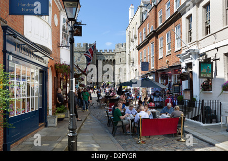 Les cafés et boutiques de souvenirs par le château de Windsor Banque D'Images