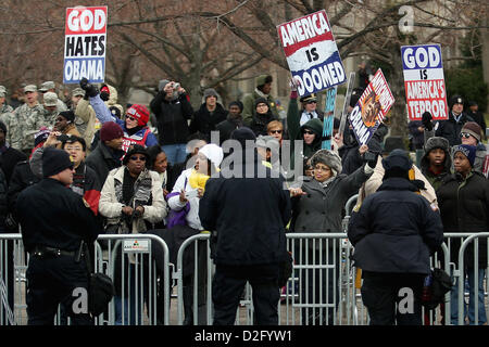 Washington DC, USA. 21 janvier 2013. Les manifestants de l'Église baptiste de Westboro tenir de panneaux le long du parcours inaugural comme United States le cortège du Président Barack Obama se déplace de la Maison Blanche pour le Capitole le long de Pennsylvania Avenue, 21 janvier 2013 à Washington, DC. Obama et le Vice-président américain Joe Biden commenceront leur second mandat en prêtant le serment d'Office plus tard dans la matinée, au cours d'une cérémonie à l'Ouest avant de la capitale américaine. .Crédit : Chip Somodevilla / Piscine via CNP Banque D'Images