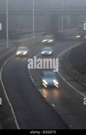 Le trafic dans un épais brouillard, A47 Carridgeway double, Peterborough (Cambridgeshire, Angleterre, RU Banque D'Images