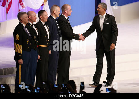 Washington DC, USA. 21 janvier 2013. Le président des États-Unis Barack Obama (R) grâce (L-R) Le sergent major de l'Armée de Raymond Chandler, sergent-major de la Marine Corps Michael Barrett, Master Chief Petty Officer de la Marine Michael Stevens, Chef de la Master Sergeant Air Force James Roy et le Premier Maître de la Garde-côtière Michael Leavitt durant la balle du commandant en chef à la Walter Washington Convention Center le 21 janvier 2013 à Washington, DC. Le président Obama a commencé son deuxième mandat en prêtant le serment d'Office plus tôt dans la journée lors d'une cérémonie à l'Ouest/o Banque D'Images