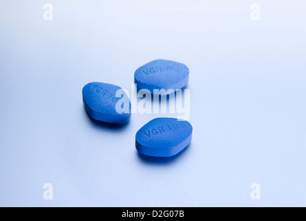 Close up Detail de 100mg de Citrate de Sildénafil pilules Viagra Pfizer qui traiter la dysfonction érectile, sur un fond argenté Banque D'Images