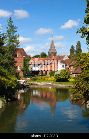 Village au bord de la rivière Thames Banque D'Images