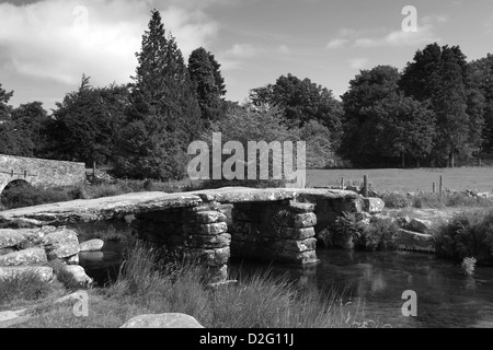 L'été, deux ponts en pierre ancienne Clapper Bridge, Postbridge village ; à l'Est de la rivière Dart, Dartmoor National Park, Devon, Angleterre Banque D'Images