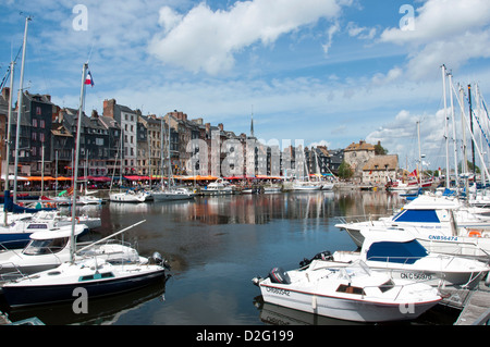 Bateaux dans le vieux port à Honfleur Normandie France Banque D'Images