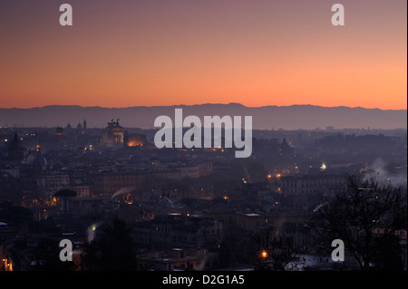 Italie, Rome, la ville vue de Gianicolo à l'aube Banque D'Images