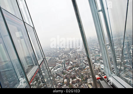 Londres, Royaume-Uni - 23 janvier 2013 : l'image montre une vue de Londres vu de 'La vue depuis le fragment". "La vue depuis le Shard" s'ouvre au grand public le 1er février, offrant une vue imprenable sur la ville de Londres. Banque D'Images