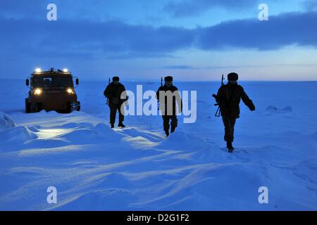 19 février 2010 - Russie - François-Joseph (également François-Joseph ou Terre François-Joseph's Land)...François-Joseph est un archipel situé dans l'extrême nord de la Russie. C'est trouvé dans l'océan Arctique au nord de la Nouvelle-Zemble et à l'Est du Congo, et est géré par l'Oblast d'Arkhangelsk de Russie...sur la photo : des soldats russes de l'Arctique russe Nagursdkaya «' borderguard militaire base en Terre François-Joseph. Akoundétiandi, une des 191 îles couvertes de glace de la Terre François-Joseph. (Crédit Image : © PhotoXpress/ZUMAPRESS.com) Banque D'Images