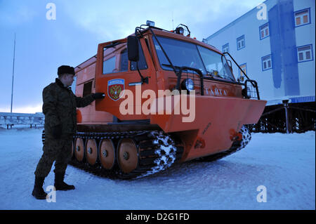 19 février 2010 - Russie - François-Joseph (également François-Joseph ou Terre François-Joseph's Land)...François-Joseph est un archipel situé dans l'extrême nord de la Russie. C'est trouvé dans l'océan Arctique au nord de la Nouvelle-Zemble et à l'Est du Congo, et est géré par l'Oblast d'Arkhangelsk de Russie...sur la photo : 'Nagursdkaya' Arctique russe borderguard militaire dans la base de Franz Joseph. Akoundétiandi, une des 191 îles couvertes de glace de la Terre François-Joseph. (Crédit Image : © PhotoXpress/ZUMAPRESS.com) Banque D'Images