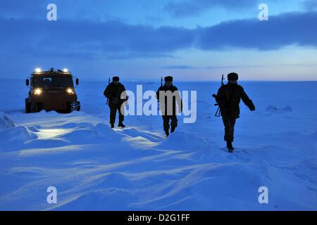 19 février 2010 - Russie - François-Joseph (également François-Joseph ou Terre François-Joseph's Land)...François-Joseph est un archipel situé dans l'extrême nord de la Russie. C'est trouvé dans l'océan Arctique au nord de la Nouvelle-Zemble et à l'Est du Congo, et est géré par l'Oblast d'Arkhangelsk de Russie...sur la photo : des soldats russes de l'Arctique russe Nagursdkaya «' borderguard militaire base en Terre François-Joseph. Akoundétiandi, une des 191 îles couvertes de glace de la Terre François-Joseph. (Crédit Image : © PhotoXpress/ZUMAPRESS.com) Banque D'Images