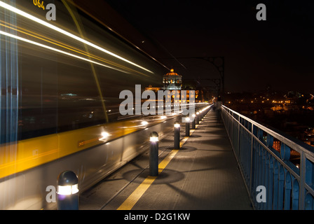 Excès de tramway le long de Ponte Dom Luis I, Porto, Portugal. Banque D'Images