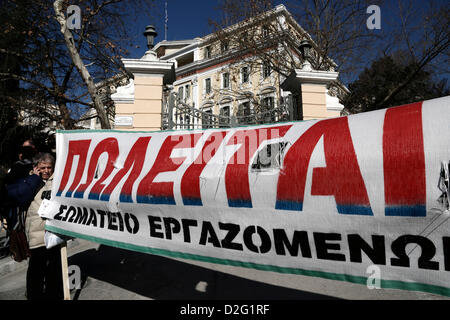 EYATH employés protester contre sa privatisation, le 23 janvier 2013 à Thessalonique, en Grèce. La privatisation de la société de distribution et d'assainissement de Thessalonique (EYATH) auront lieu le mercredi au cœur de du Comité permanent des affaires économiques. Le président du Fonds pour le développement de la propriété privée de l'État, T.Athanasopoulos, le ministre des Finances, G.Stournaras, Ministre de la Macédoine et de la Thrace Th.Karaoglou et vice-ministre de l'environnement St.Kalafatis mettra à jour le comité parlementaire pour le moment de la privatisation, mais aussi pour le processus à suivre. Banque D'Images