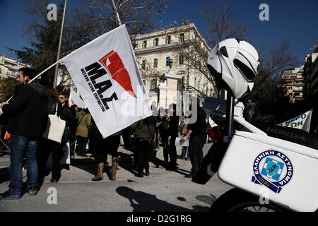 EYATH employés protester contre sa privatisation, le 23 janvier 2013 à Thessalonique, en Grèce. La privatisation de la société de distribution et d'assainissement de Thessalonique (EYATH) auront lieu le mercredi au cœur de du Comité permanent des affaires économiques. Le président du Fonds pour le développement de la propriété privée de l'État, T.Athanasopoulos, le ministre des Finances, G.Stournaras, Ministre de la Macédoine et de la Thrace Th.Karaoglou et vice-ministre de l'environnement St.Kalafatis mettra à jour le comité parlementaire pour le moment de la privatisation, mais aussi pour le processus à suivre. Banque D'Images