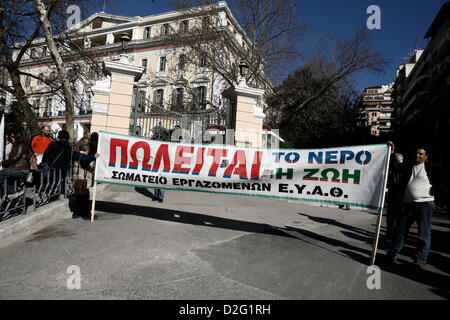 EYATH employés protester contre sa privatisation, le 23 janvier 2013 à Thessalonique, en Grèce. La privatisation de la société de distribution et d'assainissement de Thessalonique (EYATH) auront lieu le mercredi au cœur de du Comité permanent des affaires économiques. Le président du Fonds pour le développement de la propriété privée de l'État, T.Athanasopoulos, le ministre des Finances, G.Stournaras, Ministre de la Macédoine et de la Thrace Th.Karaoglou et vice-ministre de l'environnement St.Kalafatis mettra à jour le comité parlementaire pour le moment de la privatisation, mais aussi pour le processus à suivre. Banque D'Images