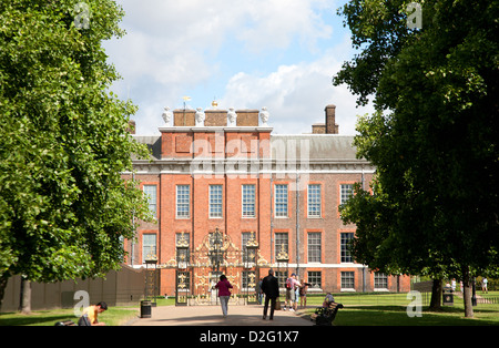 Approche et portes à Kensington Palace, ancienne résidence de la princesse Diana, Kensington, Londres, Angleterre, Royaume-Uni Banque D'Images