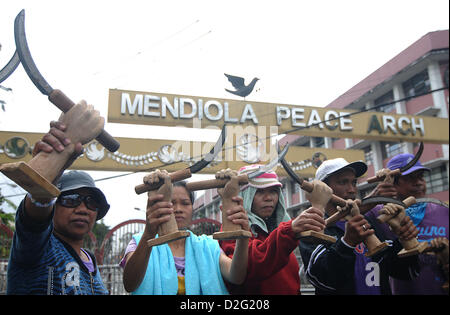 Manille, Philippines. 22 janvier 2013. L'étape de manifestants une protestation contre la paix Mendiola, passage devant le palais présidentiel, à Manille, aux Philippines, le mardi, 22 janvier 2013, lors de la 26e anniversaire de la Massacre de Mendiola. Divers groupes ont marché jusqu'à l'arche de la paix Mendiola pour commémorer le 26e anniversaire de l'Mendiola massacre qui a vu 13 personnes tuées après que la police a ouvert le feu sur les manifestants en appuyant sur pour la réforme foncière. Credit : Ezra Acayan / Alamy Live News Banque D'Images