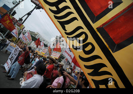 Manille, Philippines. 22 janvier 2013. L'étape de manifestants une protestation contre la paix Mendiola, passage devant le palais présidentiel, à Manille, aux Philippines, le mardi, 22 janvier 2013, lors de la 26e anniversaire de la Massacre de Mendiola. Divers groupes ont marché jusqu'à l'arche de la paix Mendiola pour commémorer le 26e anniversaire de l'Mendiola massacre qui a vu 13 personnes tuées après que la police a ouvert le feu sur les manifestants en appuyant sur pour la réforme foncière. Credit : Ezra Acayan / Alamy Live News Banque D'Images