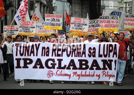 Manille, Philippines. 22 janvier 2013. L'étape de manifestants une protestation contre la paix Mendiola, passage devant le palais présidentiel, à Manille, aux Philippines, le mardi, 22 janvier 2013, lors de la 26e anniversaire de la Massacre de Mendiola. Divers groupes ont marché jusqu'à l'arche de la paix Mendiola pour commémorer le 26e anniversaire de l'Mendiola massacre qui a vu 13 personnes tuées après que la police a ouvert le feu sur les manifestants en appuyant sur pour la réforme foncière. Credit : Ezra Acayan / Alamy Live News Banque D'Images