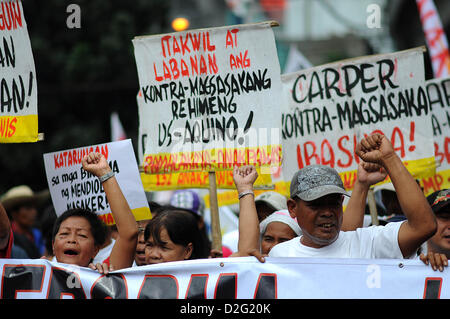 Manille, Philippines. 22 janvier 2013. L'étape de manifestants une protestation contre la paix Mendiola, passage devant le palais présidentiel, à Manille, aux Philippines, le mardi, 22 janvier 2013, lors de la 26e anniversaire de la Massacre de Mendiola. Divers groupes ont marché jusqu'à l'arche de la paix Mendiola pour commémorer le 26e anniversaire de l'Mendiola massacre qui a vu 13 personnes tuées après que la police a ouvert le feu sur les manifestants en appuyant sur pour la réforme foncière. Credit : Ezra Acayan / Alamy Live News Banque D'Images