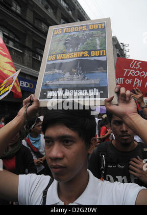 Manille, Philippines. 22 janvier 2013. Les protestataires contenir jusqu'pancartes lors d'une manifestation devant l'ambassade américaine à Manille, Philippines, mardi 22 janvier, 2013. Les manifestants ont affronté la police anti-émeute au cours d'une manifestation pour condamner présence militaire américaine dans le pays et à l'échouage de l'USS Guardian, un démineur de la Marine américaine, à proximité du récif de Tubbataha, un site du patrimoine mondial. Credit : Ezra Acayan / Alamy Live News Banque D'Images