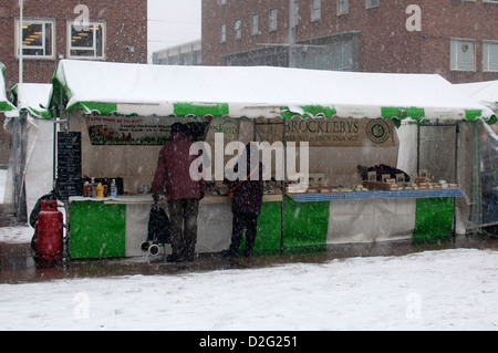 Marché de producteurs en temps de neige, Broadgate, Coventry, Royaume-Uni Banque D'Images
