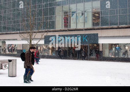 Primark store par temps de neige, Broadgate, Coventry, Royaume-Uni Banque D'Images