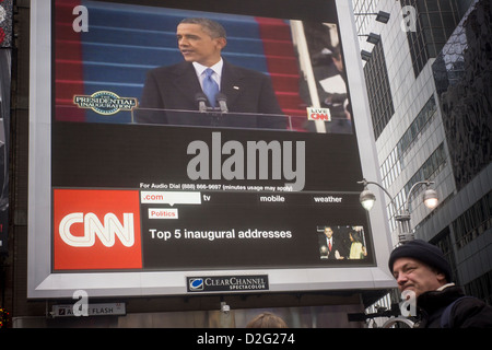 Passant par rassembler à Times Square à New York pour regarder l'investiture de Barack Obama Banque D'Images