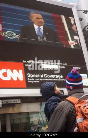 Passant par rassembler à Times Square à New York pour regarder l'investiture de Barack Obama Banque D'Images