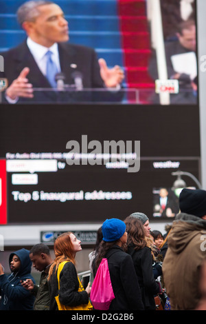 Passant par rassembler à Times Square à New York pour regarder l'investiture de Barack Obama Banque D'Images