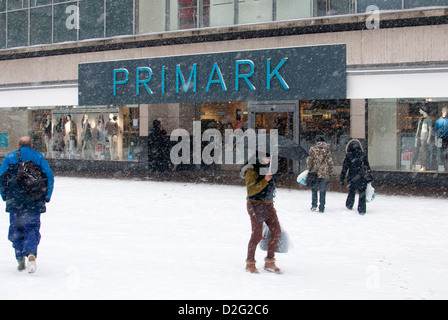 Primark store par temps de neige, Broadgate, Coventry, Royaume-Uni Banque D'Images