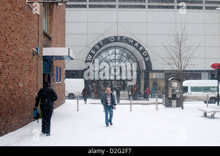 West Orchards shopping centre en temps de neige, Coventry, Royaume-Uni Banque D'Images